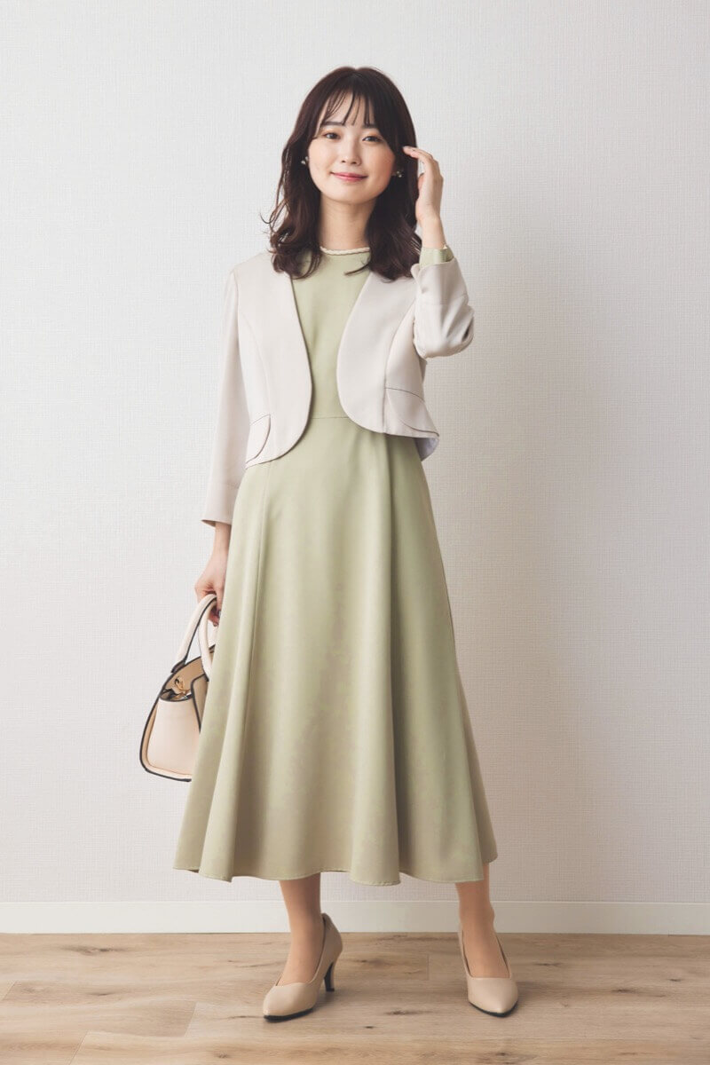 ライトグリーンのクラシックフレアワンピース