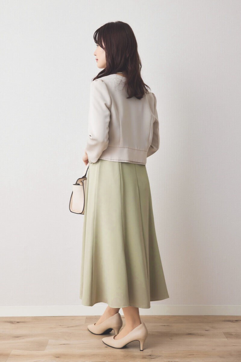 ライトグリーンのクラシックフレアワンピース