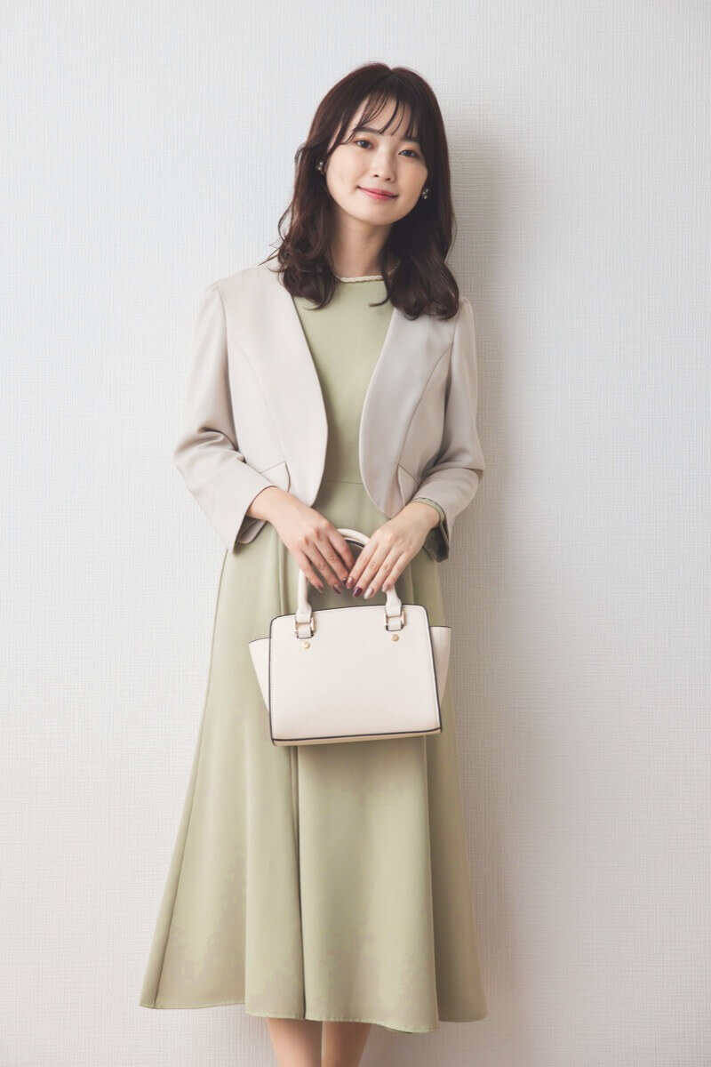 ライトグリーンのクラシックフレアワンピース