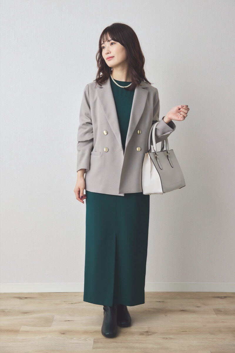 グリーンのスリットナローワンピース