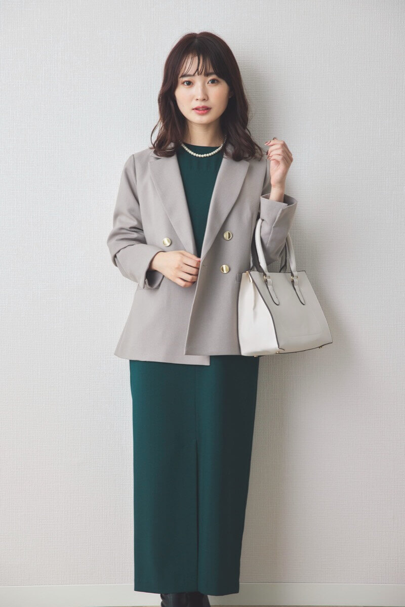 グリーンのスリットナローワンピース