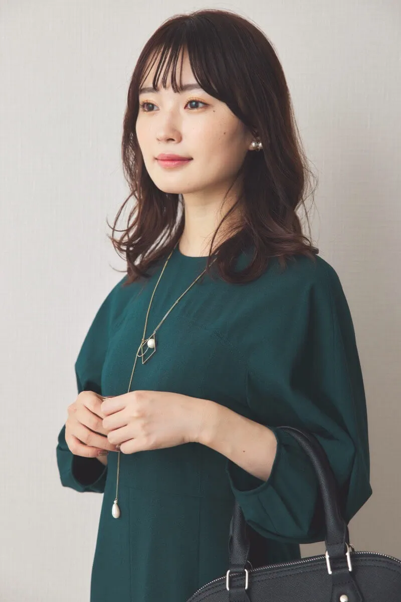 グリーンのスリットナローワンピース