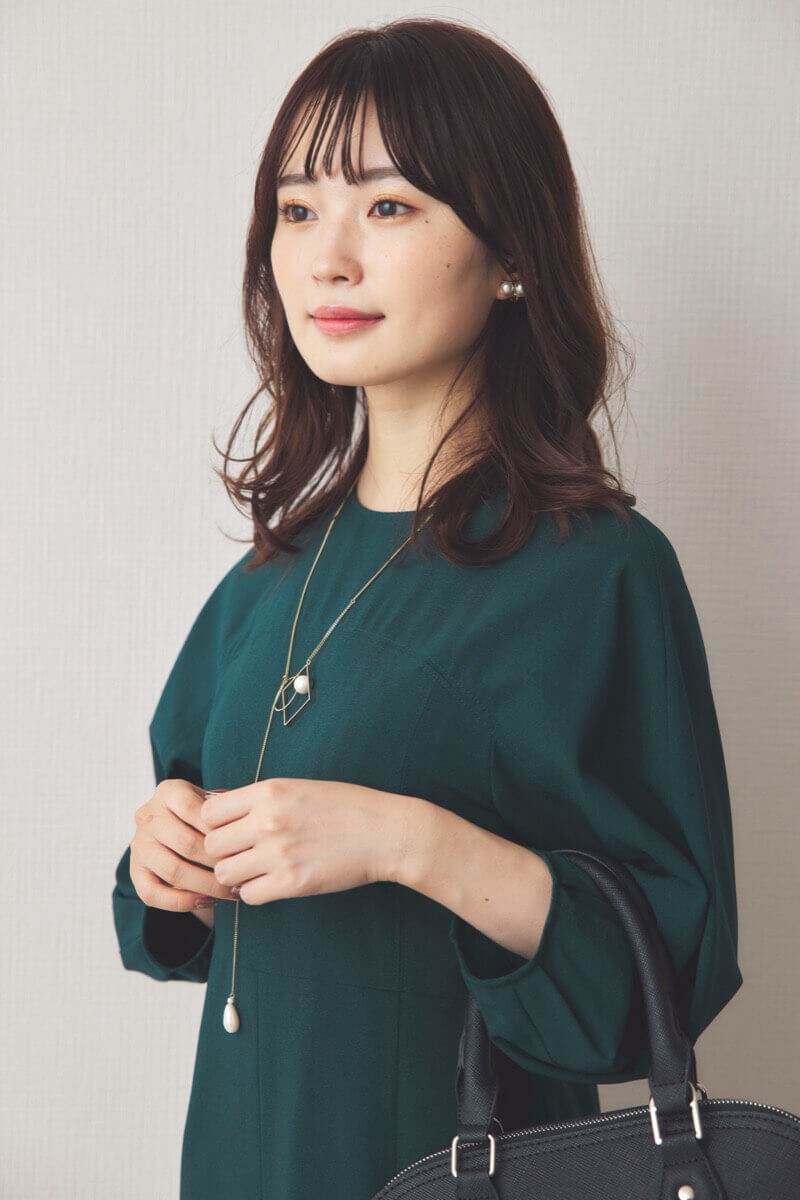 グリーンのスリットナローワンピース