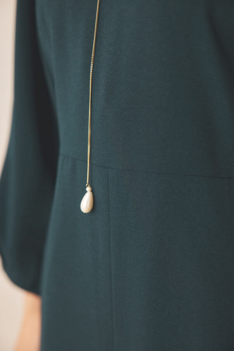 グリーンのスリットナローワンピース