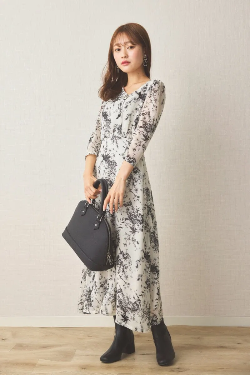 ホワイトのモノトーンアートフラワーワンピース