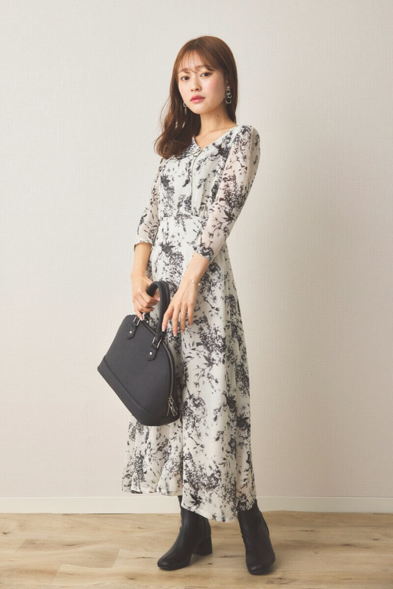 ホワイトのモノトーンアートフラワーワンピース