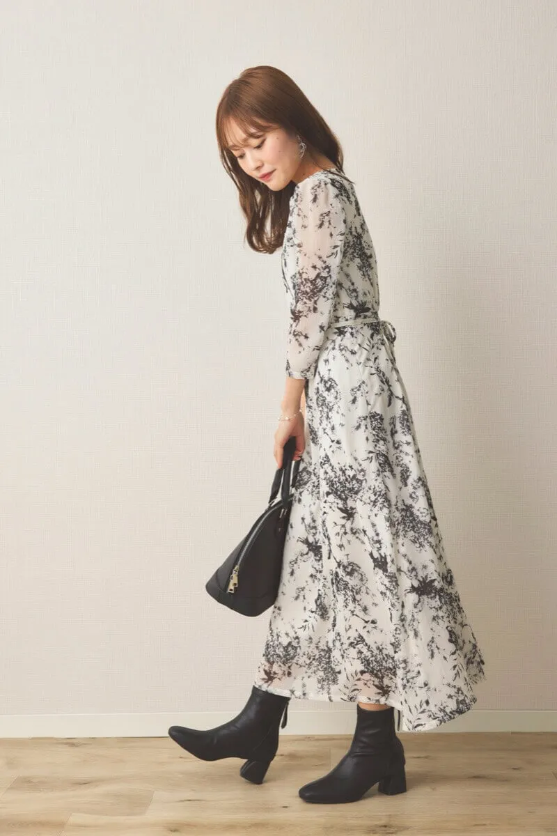 ホワイトのモノトーンアートフラワーワンピース