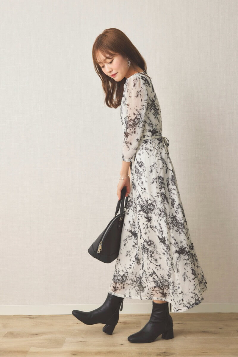 ホワイトのモノトーンアートフラワーワンピース