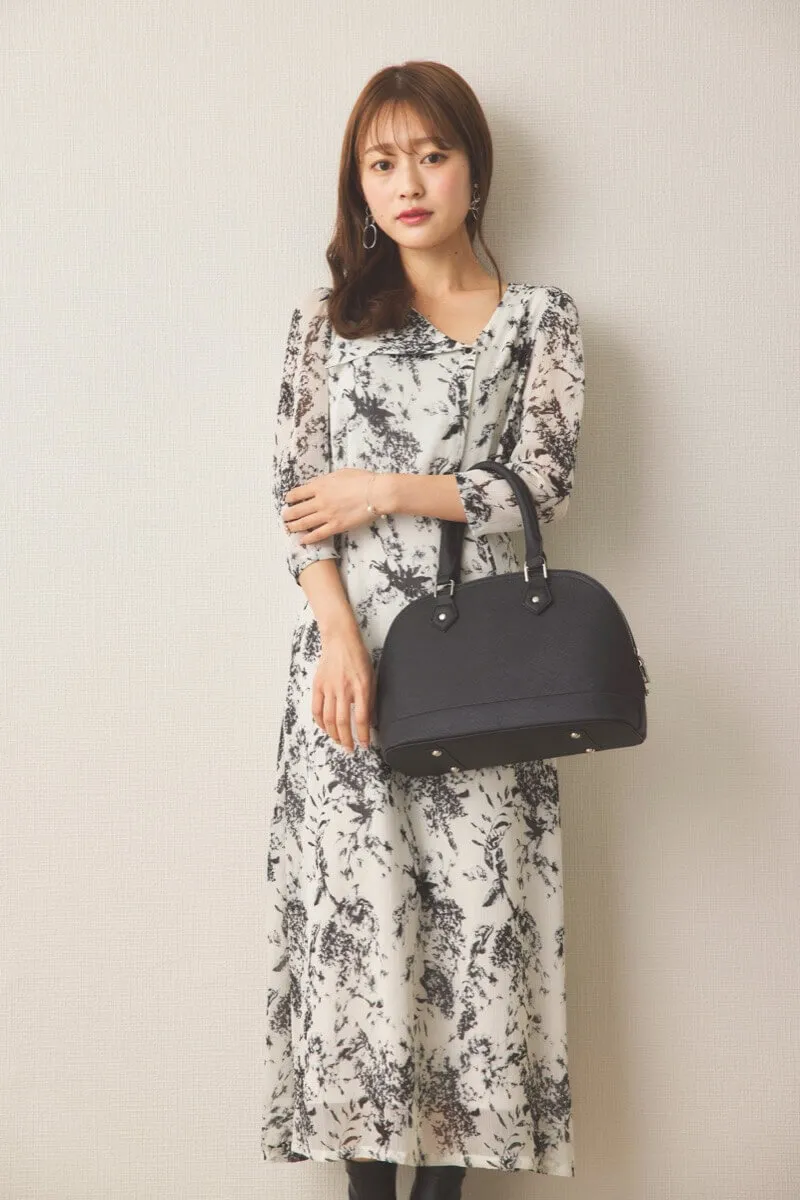 ホワイトのモノトーンアートフラワーワンピース