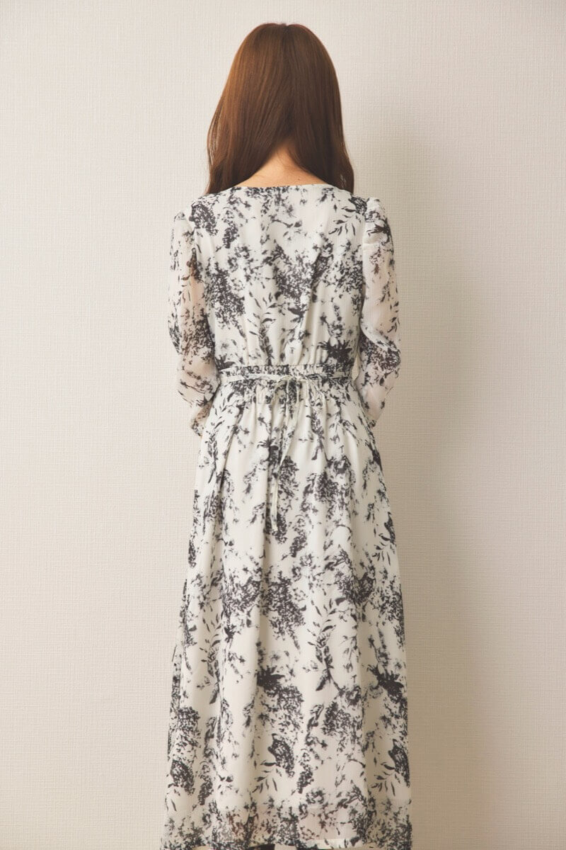 ホワイトのモノトーンアートフラワーワンピース