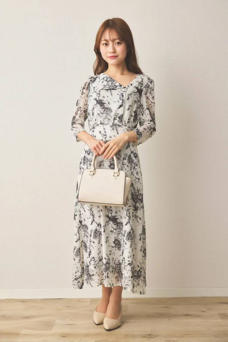 ホワイトのモノトーンアートフラワーワンピース