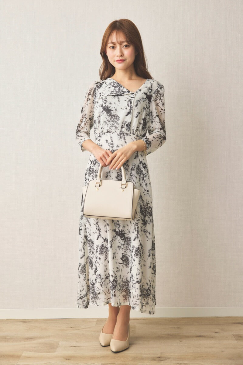 ホワイトのモノトーンアートフラワーワンピース