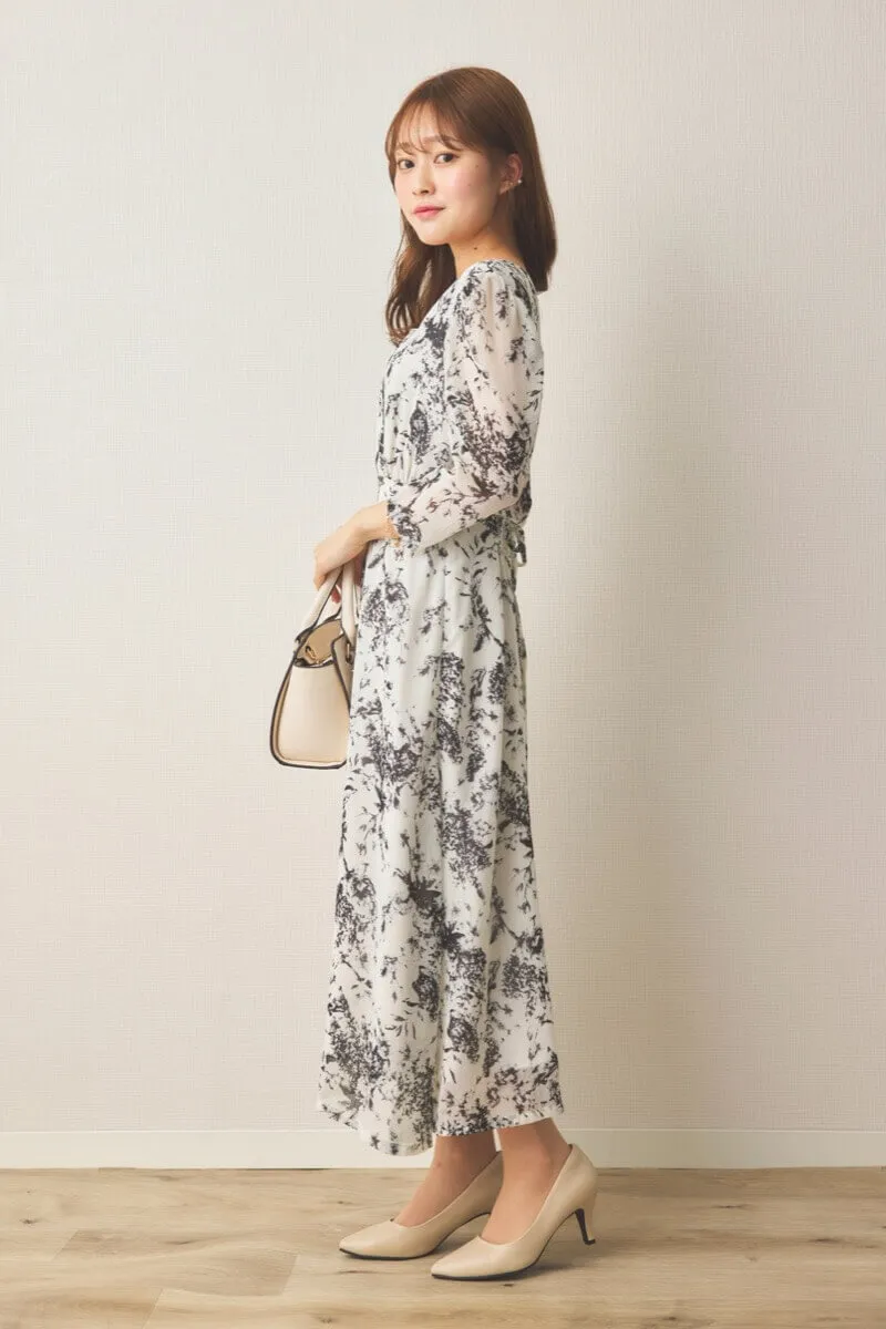 ホワイトのモノトーンアートフラワーワンピース