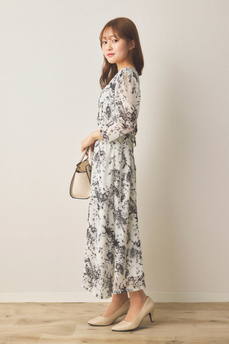 ホワイトのモノトーンアートフラワーワンピース