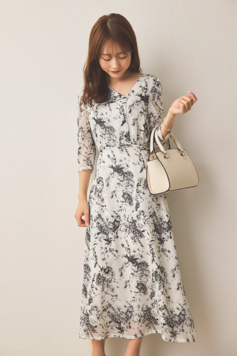 ホワイトのモノトーンアートフラワーワンピース