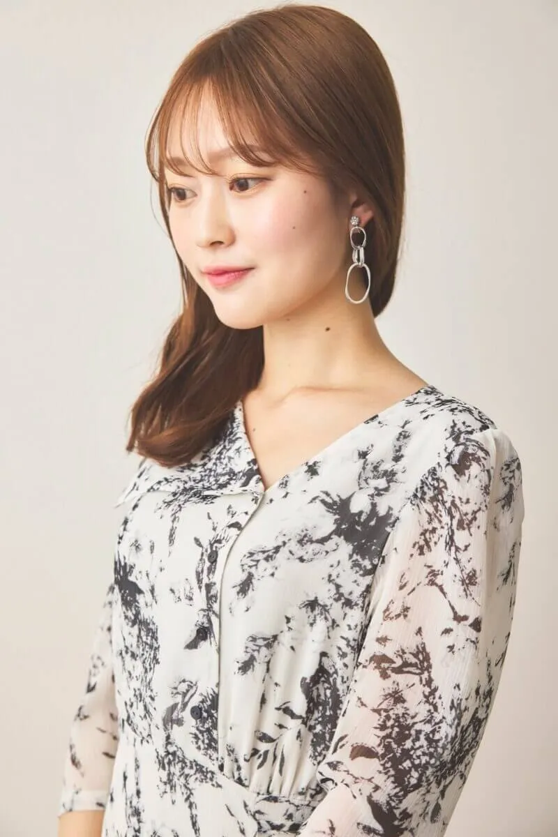 ホワイトのモノトーンアートフラワーワンピース