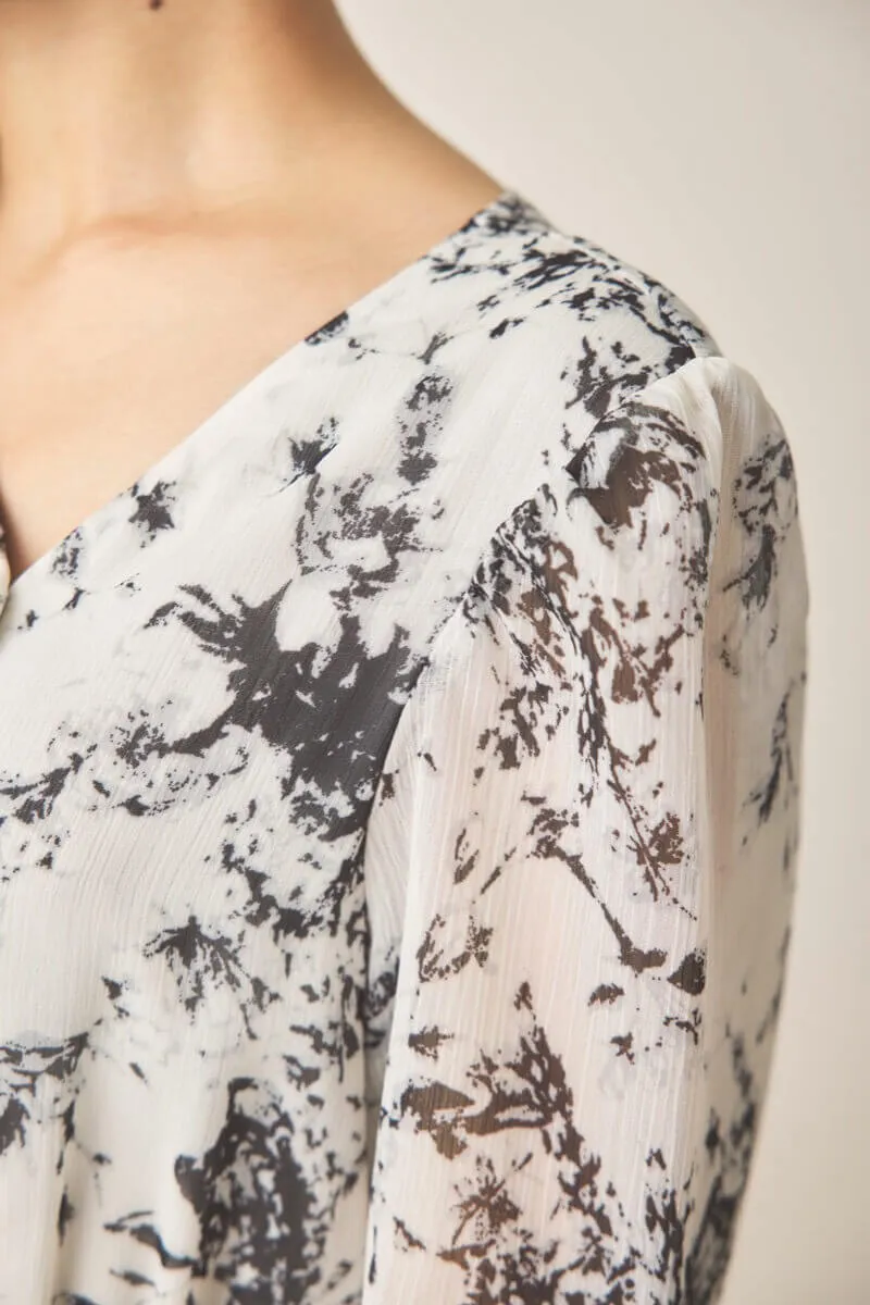 ホワイトのモノトーンアートフラワーワンピース