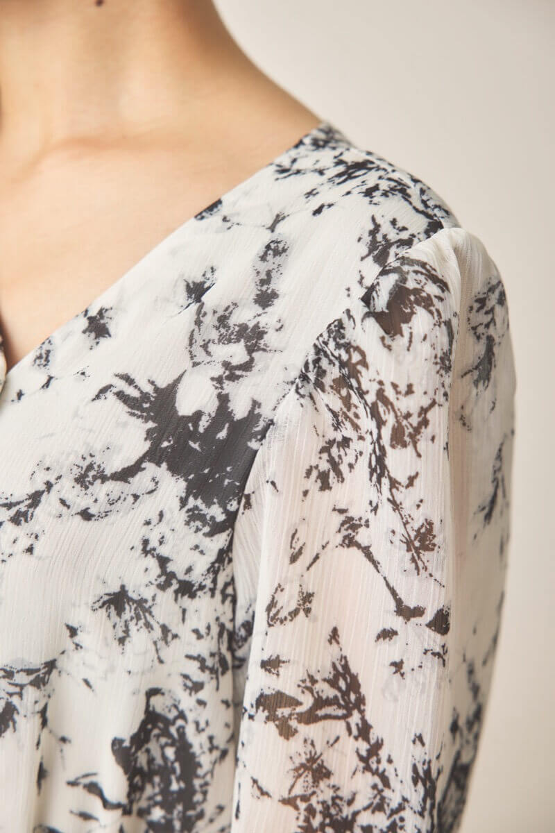 ホワイトのモノトーンアートフラワーワンピース