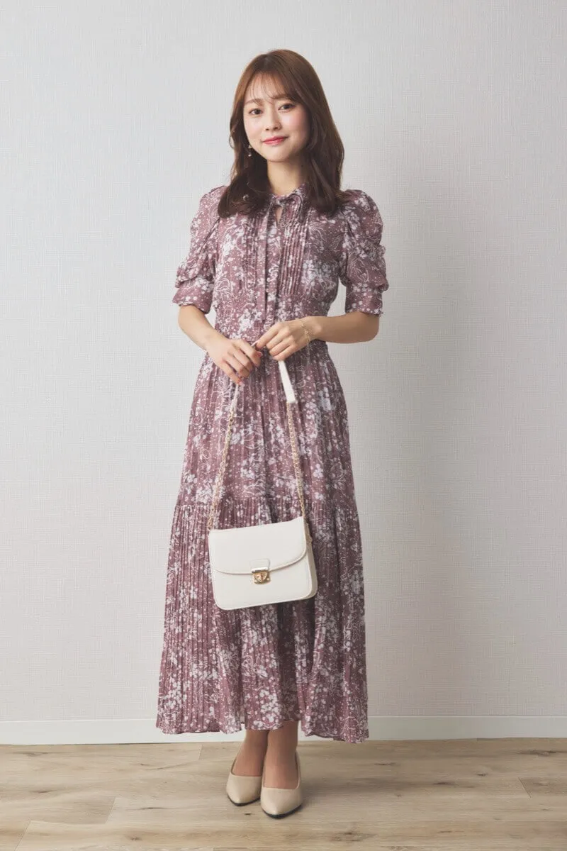 パープルの花柄ボウタイ付プリーツワンピース