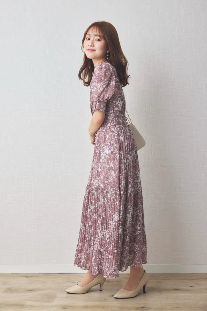 パープルの花柄ボウタイ付プリーツワンピース