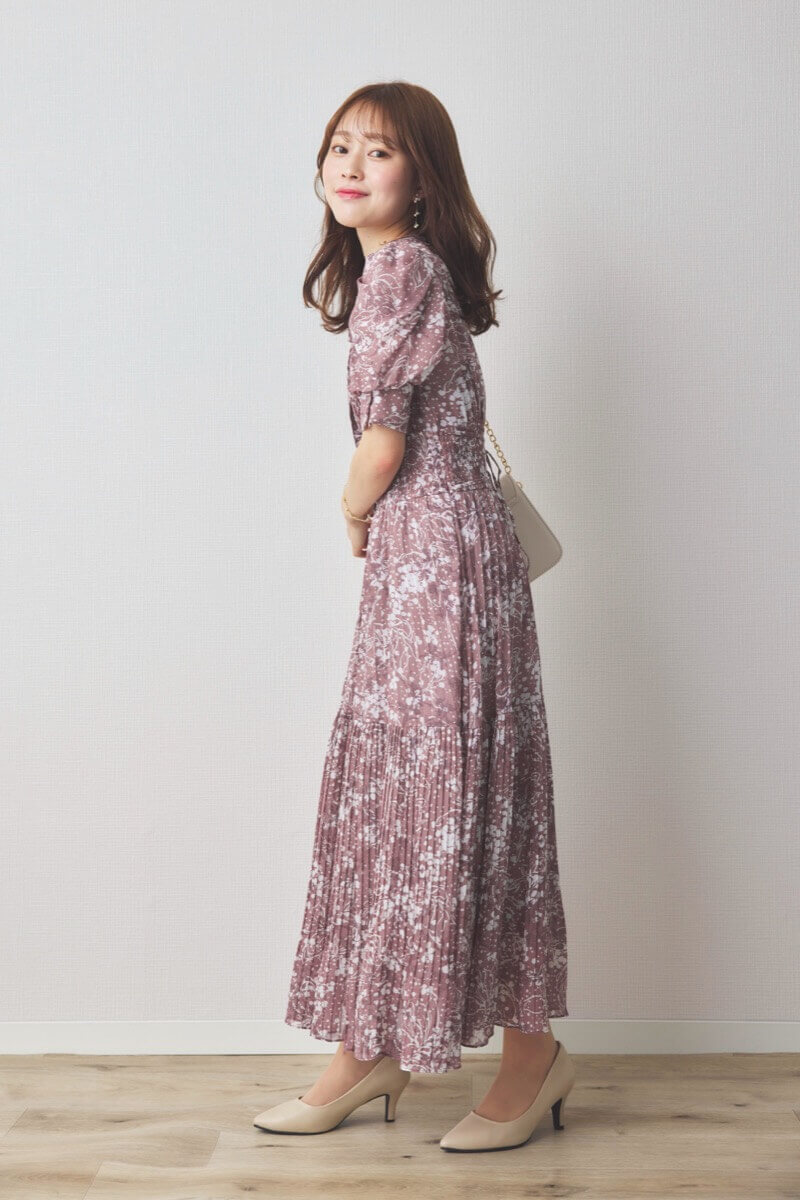 パープルの花柄ボウタイ付プリーツワンピース