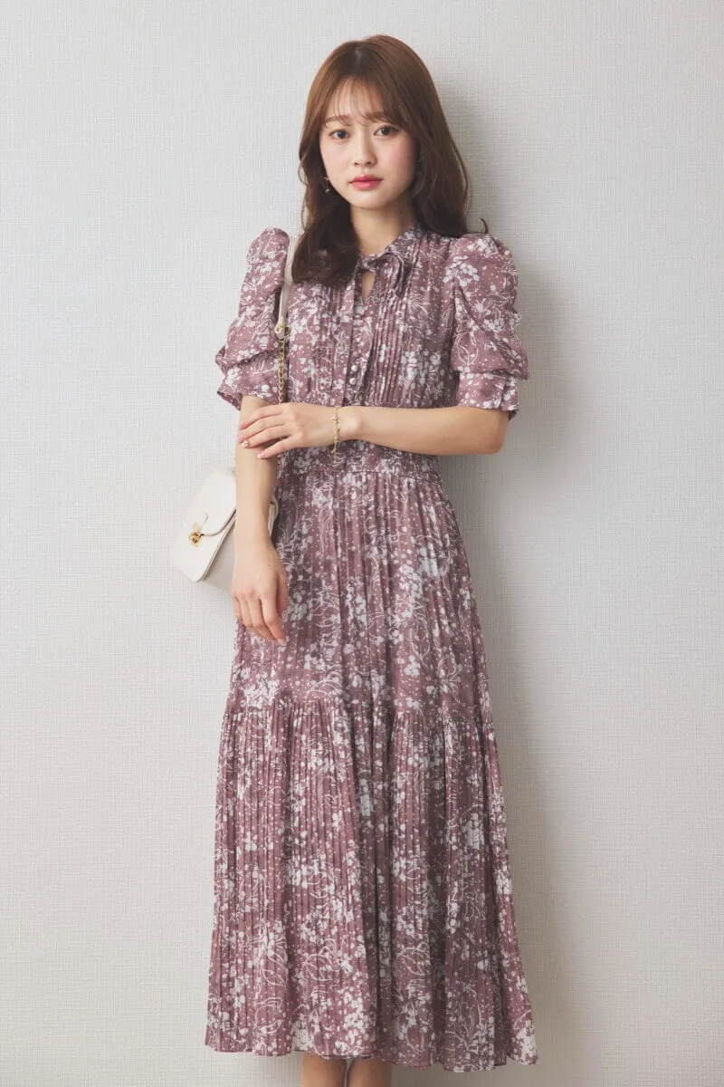 パープルの花柄ボウタイ付プリーツワンピース