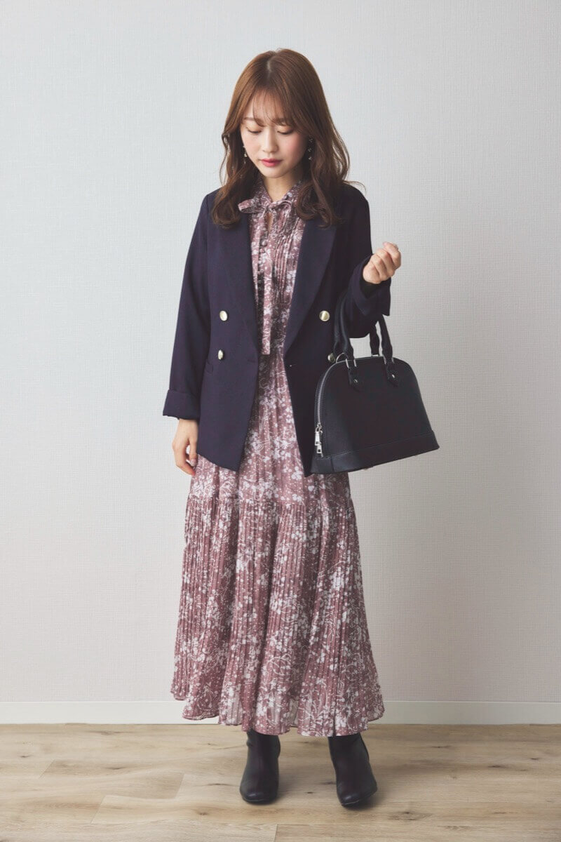 パープルの花柄ボウタイ付プリーツワンピース