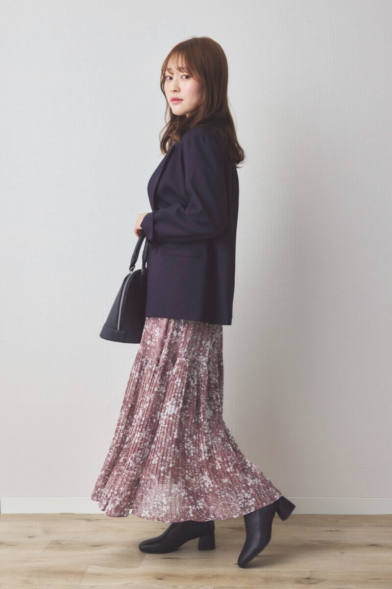 パープルの花柄ボウタイ付プリーツワンピース