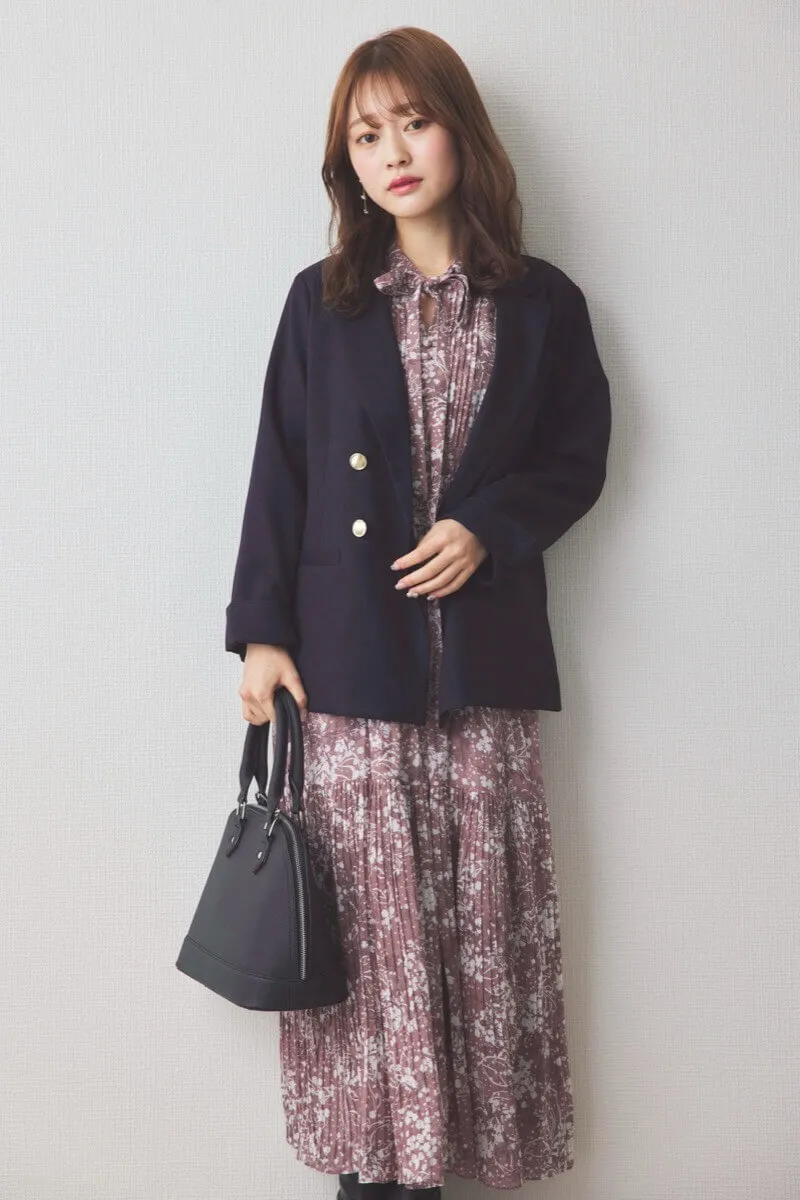 パープルの花柄ボウタイ付プリーツワンピース