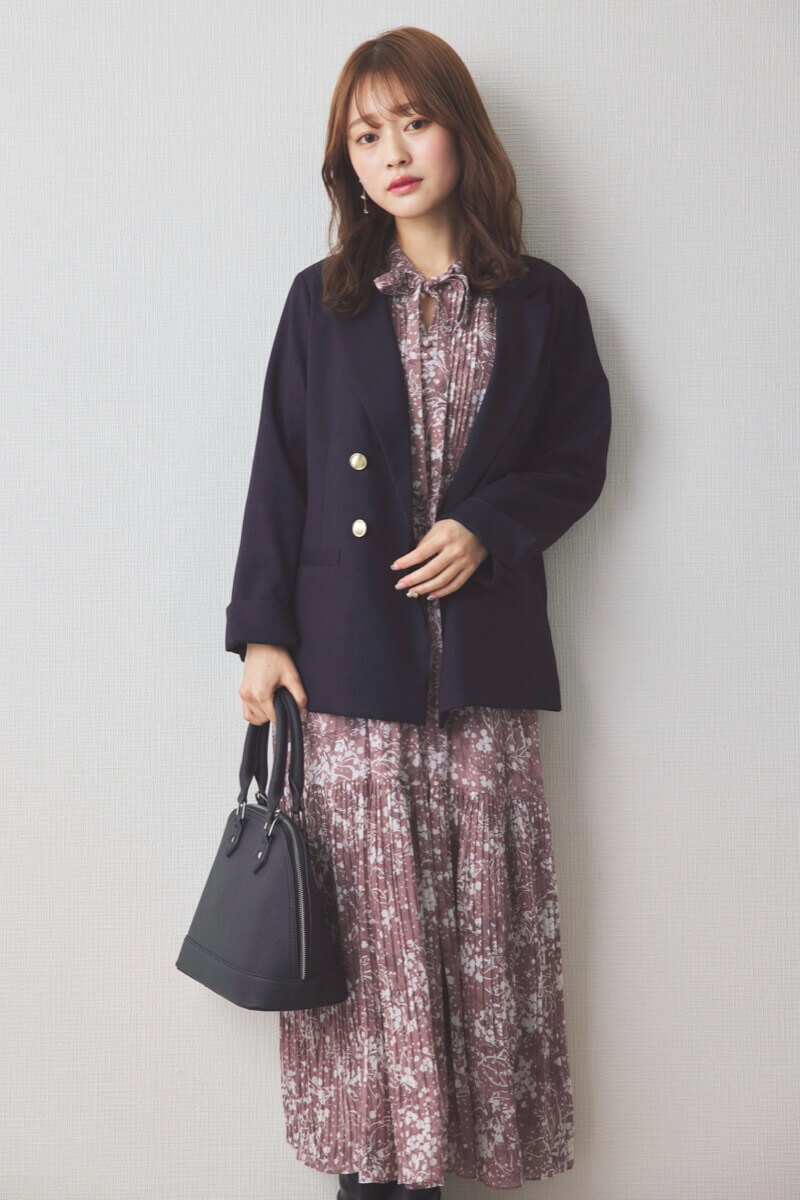 パープルの花柄ボウタイ付プリーツワンピース