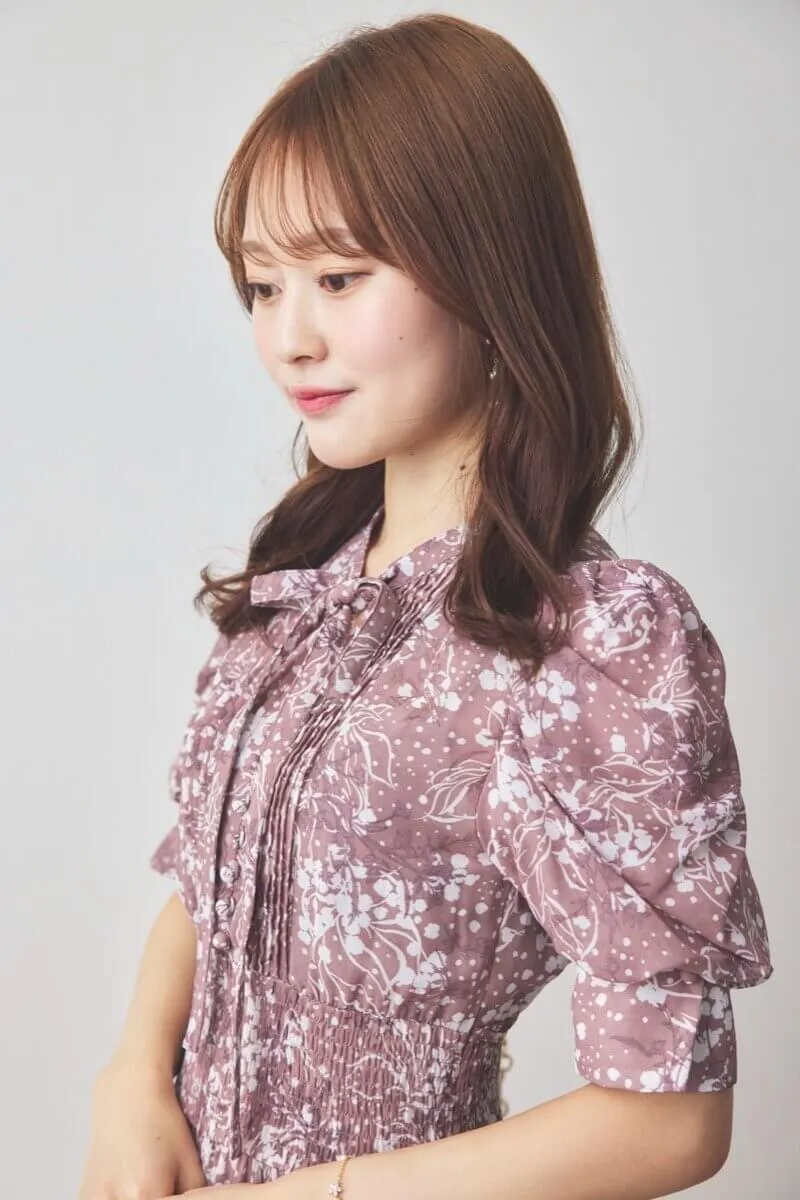 パープルの花柄ボウタイ付プリーツワンピース