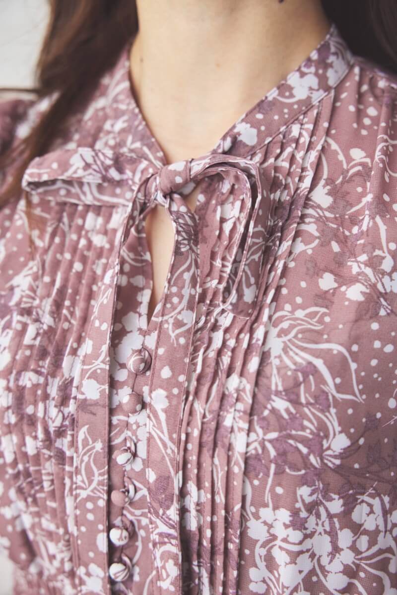 パープルの花柄ボウタイ付プリーツワンピース