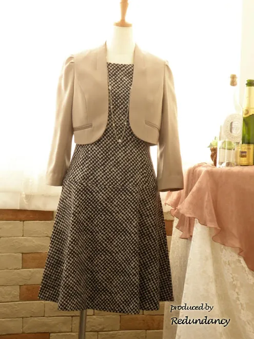 モノトーンのフィット＆フレアワンピース