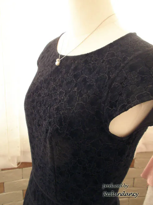 ブラックのベロアレース模様フレアワンピース