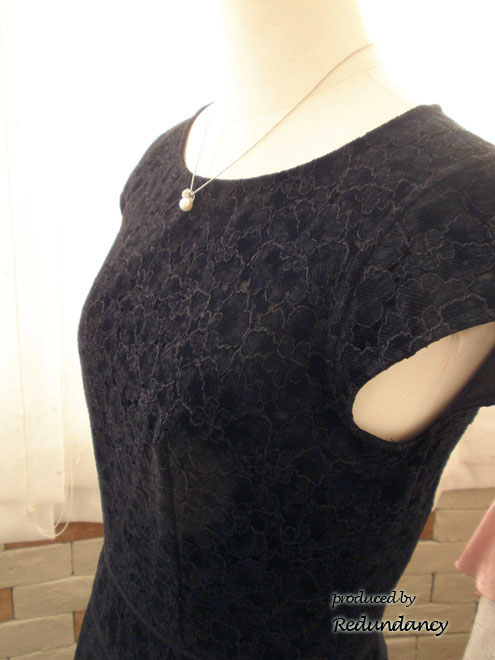 ブラックのベロアレース模様フレアワンピース