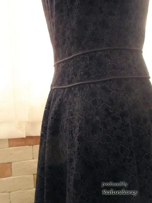 ブラックのベロアレース模様フレアワンピース