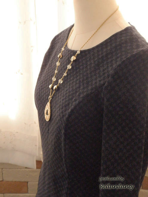 ブラックのフィット＆フレアワンピース