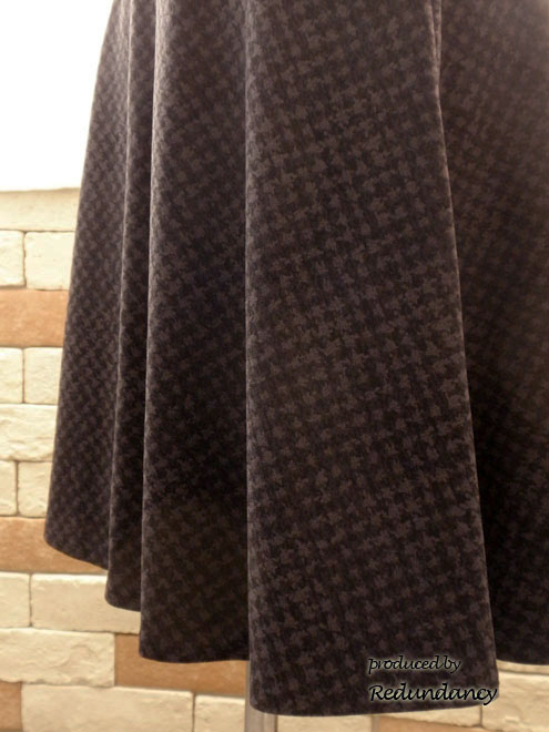 ブラックのフィット＆フレアワンピース