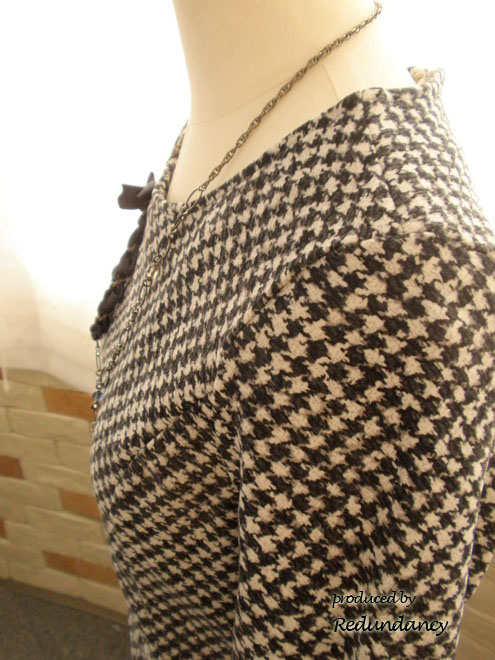 モノトーンのフィット＆フレアワンピース