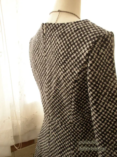 モノトーンのフィット＆フレアワンピース