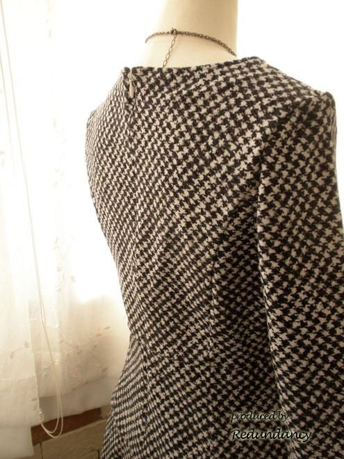 モノトーンのフィット＆フレアワンピース