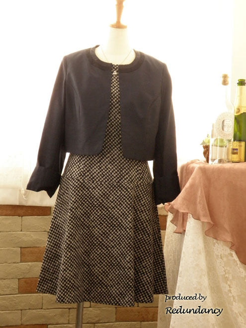 モノトーンのフィット＆フレアワンピース