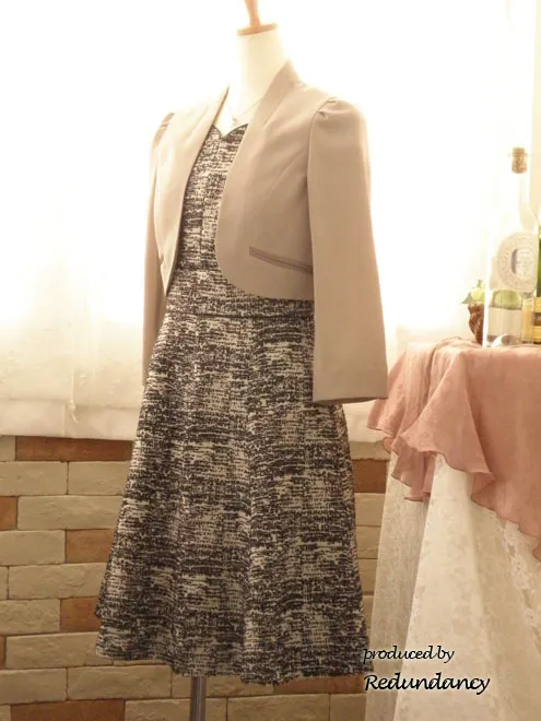 モノトーンのジャガードフレンチスリーブワンピース