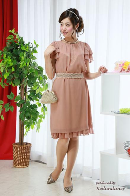 ピンクベージュのビジュー付きフリルスリーブドレス