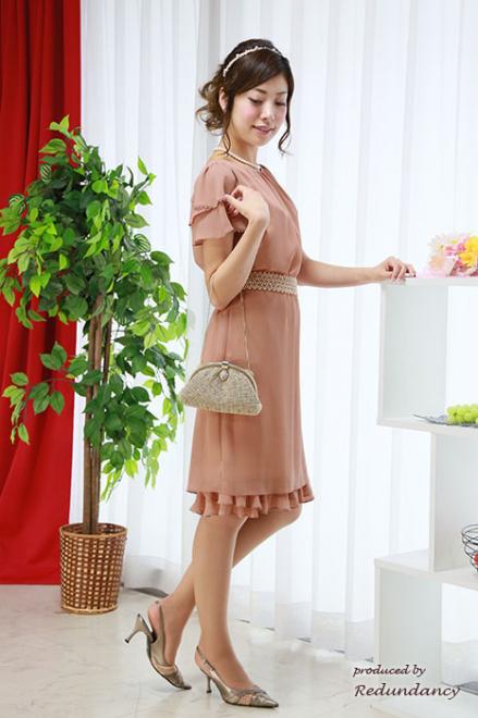 ピンクベージュのビジュー付きフリルスリーブドレス