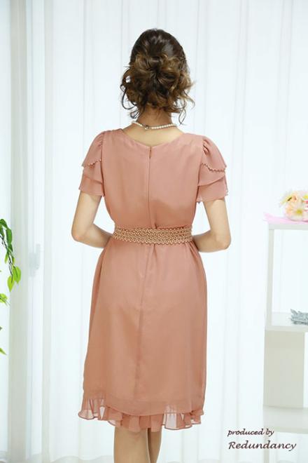 ピンクベージュのビジュー付きフリルスリーブドレス