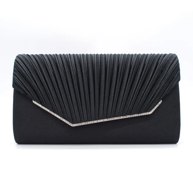 ブラックのレター型クラッチバッグ