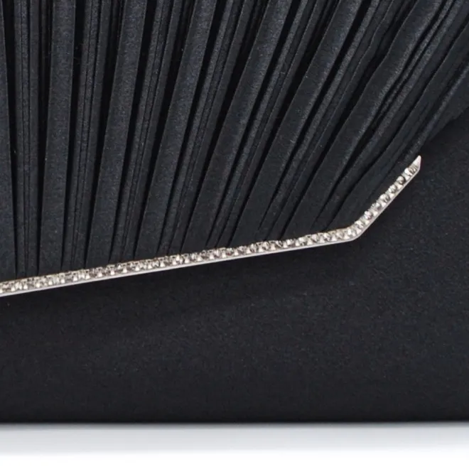 ブラックのレター型クラッチバッグ