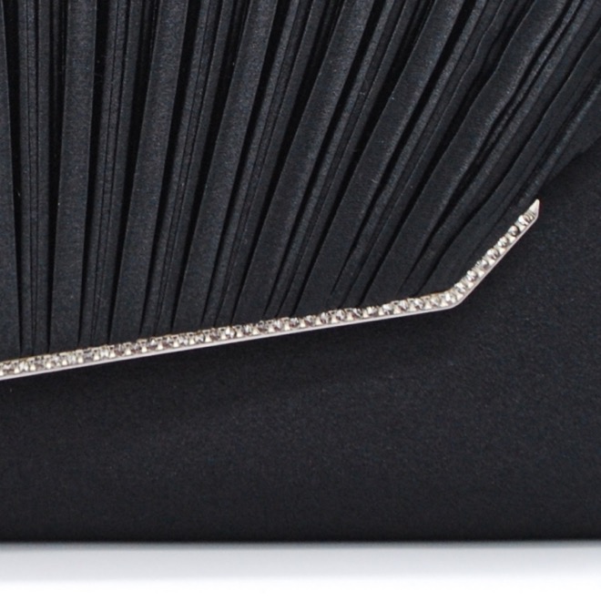 ブラックのレター型クラッチバッグ