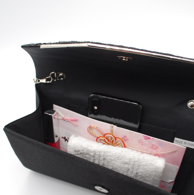 ブラックのレター型クラッチバッグ